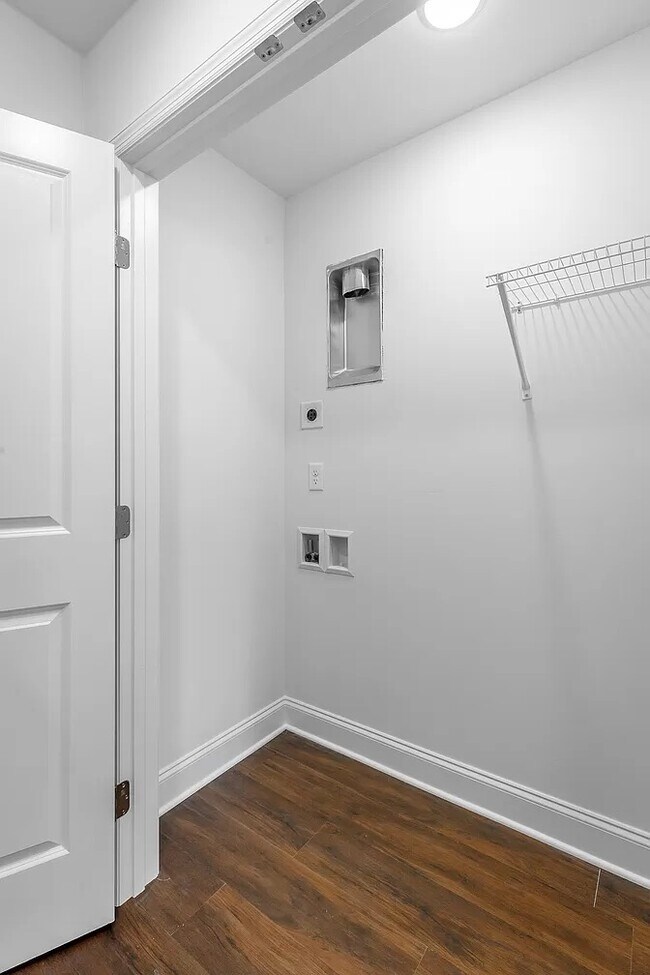 Building Photo - 5562 Stream Ln