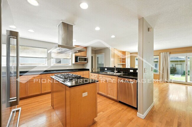 Building Photo - Luxury Meets Location – Impeccable 5BR Hom...