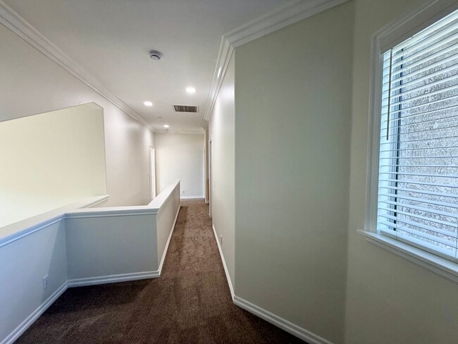 Building Photo - 3 be 2 bath Beautifully Updated Home in Gated Community