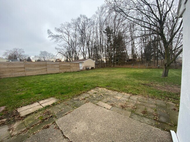 Building Photo - 8022 Lake Wood Dr