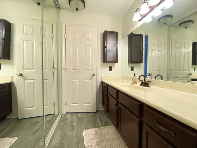 Building Photo - Spacious Two Bedroom featuring Ensuite Bathrooms! TWO ASSIGNED PARKING SPACES! Air Conditioning I...