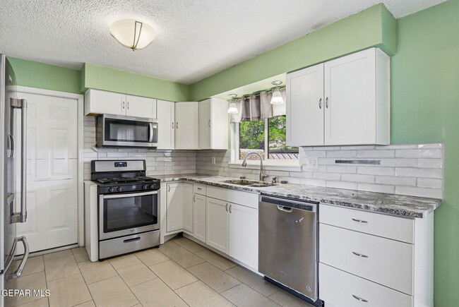 Building Photo - 3020 Wedgewood Dr