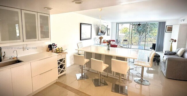 Building Photo - 3051 S Palm Aire Dr