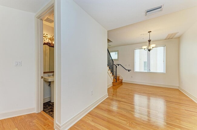 Building Photo - ANNUAL DOWNTOWN SARASOTA CONDO - WALK EVERYWHERE!