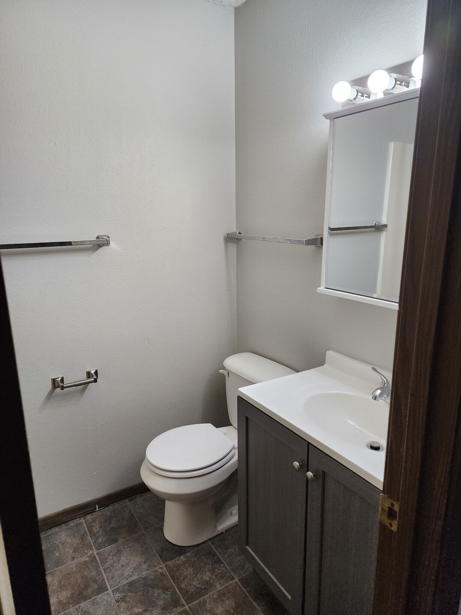 Building Photo - 102 Oak St