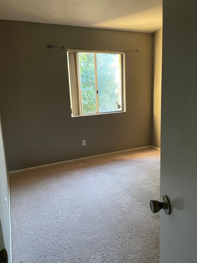 Building Photo - Back gate close 2 bedroom 1.5 bath condo w...