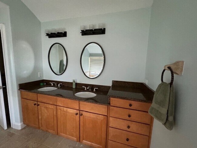 Building Photo - Immaculate 4 bedroom 3.5 bath Home at North End