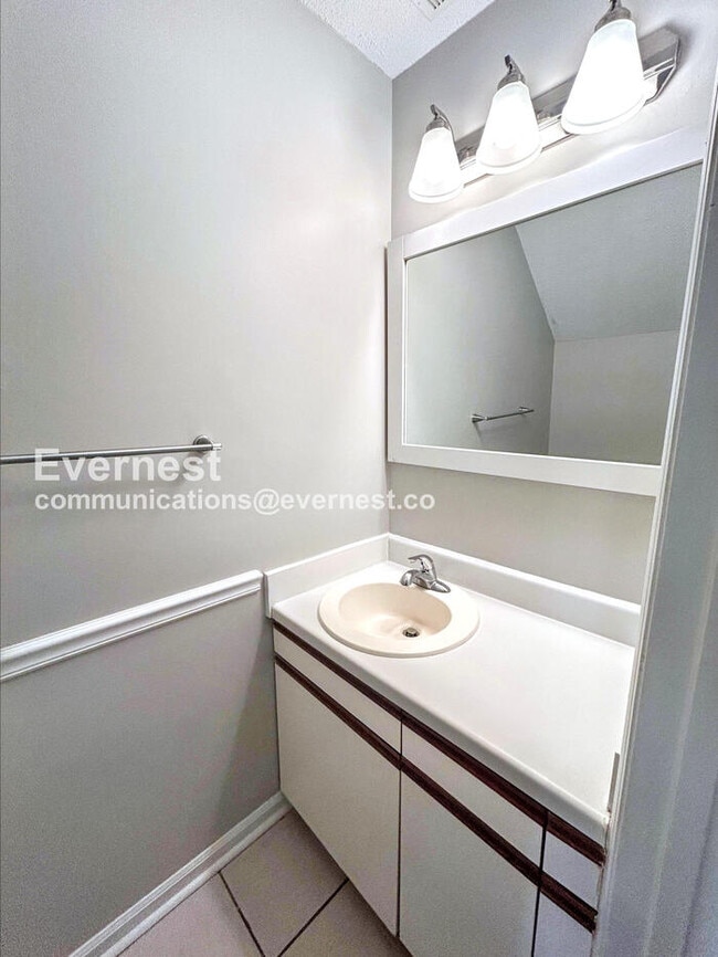 Building Photo - 2 Bed/2.5 Bath Condo with Off-Street Parking / Available Now!