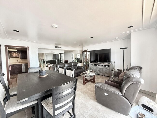 Building Photo - 2016 Main St