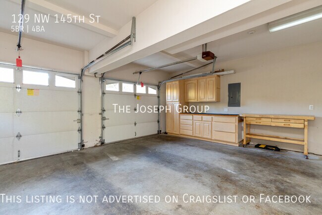 Building Photo - Beautiful 5 bed 3.5 bath in Seattle's Broa...