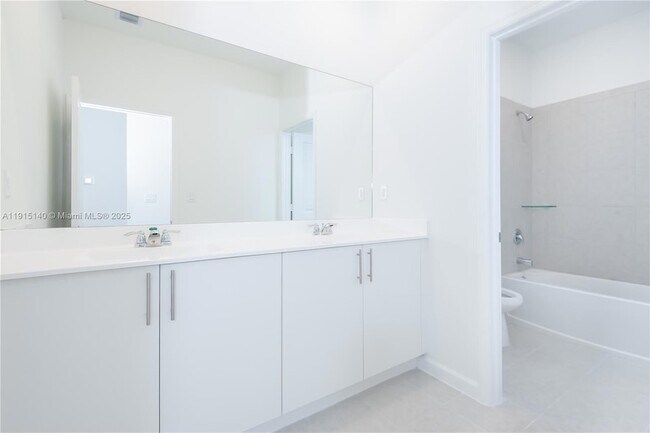 Building Photo - 2636 SE 8th Ct