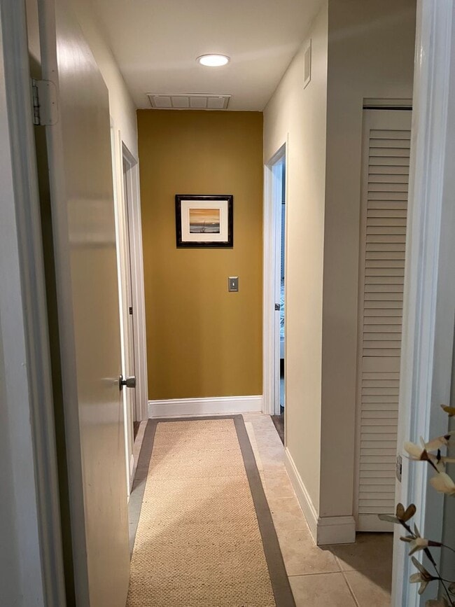 Building Photo - Walk to the beach from this 2BR FURNISHED ...