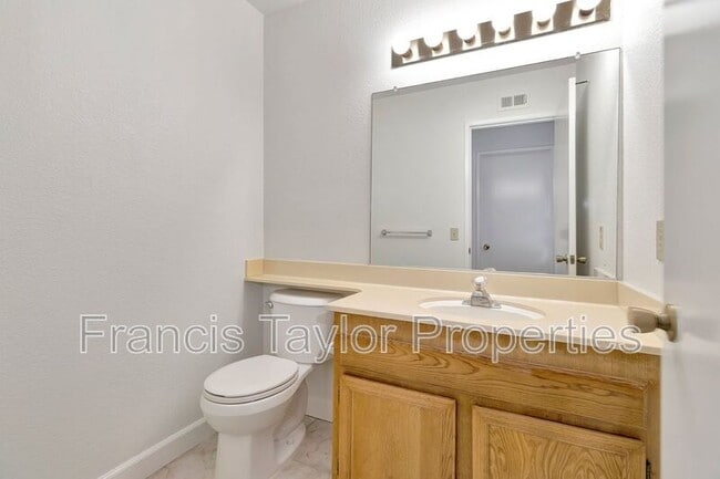 Building Photo - 2182 Firethorn Glen