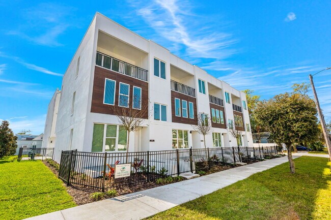 Building Photo - 3 Bedroom Townhouse in Tampa Heights