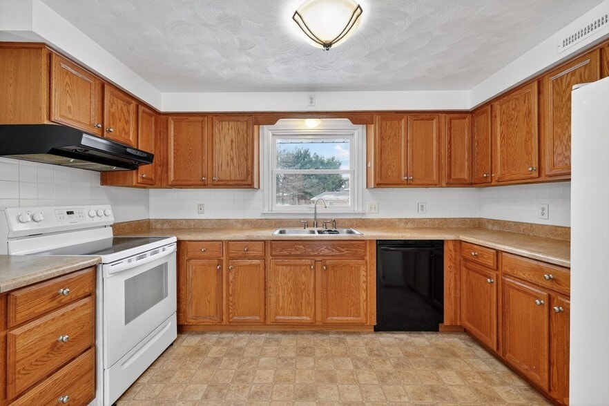 Building Photo - 6644 Ravenwood Ave NW