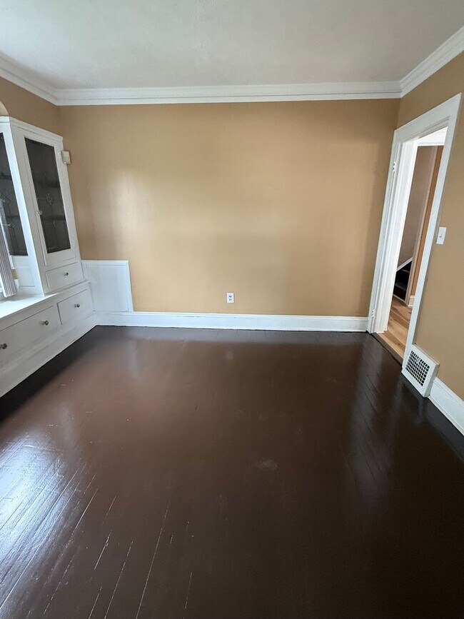 Building Photo - Lee/Harvard single home Water/Sewer included