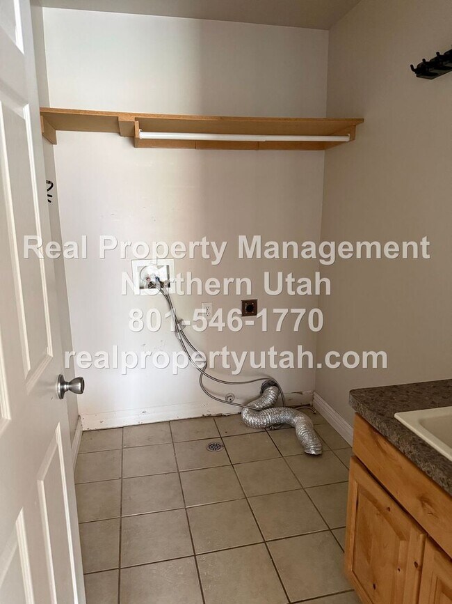 Building Photo - 3 Bedroom 2 Bath Home Now Available!