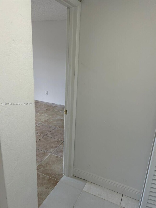 Building Photo - 8840 Fontainebleau Blvd