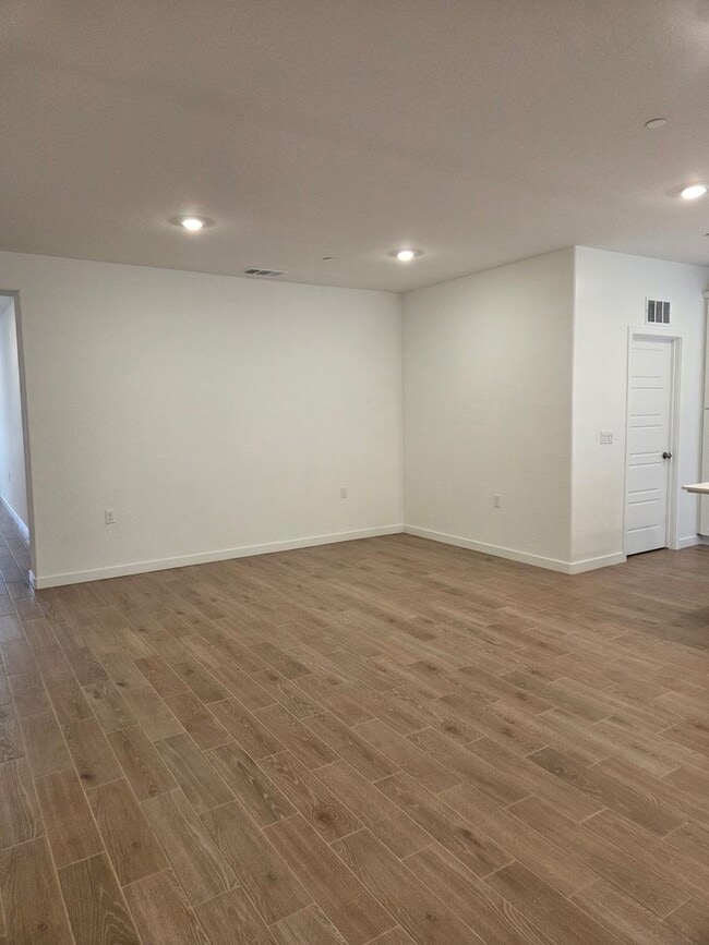 Building Photo - University Dr! Lemoore