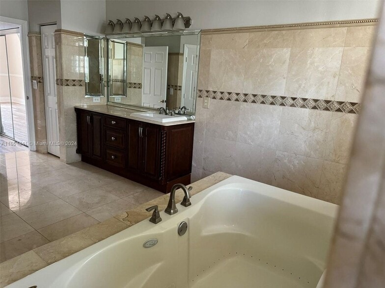 Building Photo - 1302 NW 139th Ave