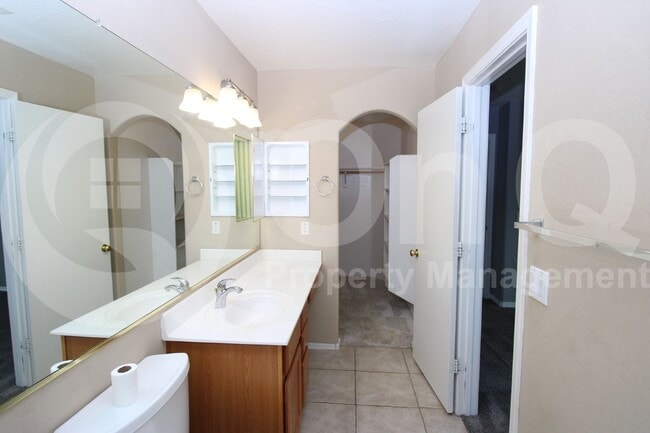 Building Photo - 4567 E Meadow Land Dr
