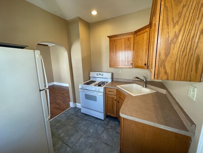 Building Photo - 2 Bed/ 1 Bath with Garage