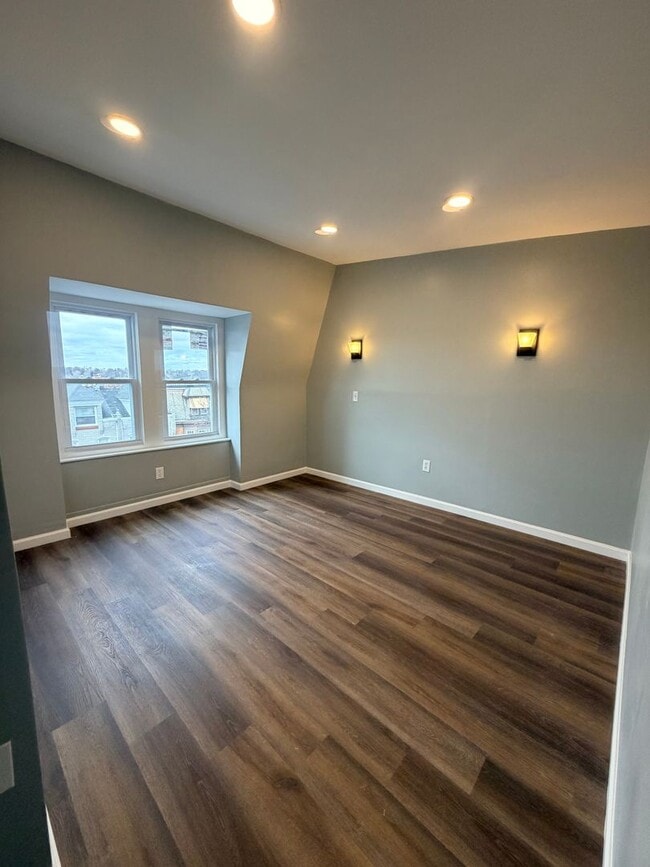 Building Photo - Beautifully remodeled 5/6 bedroom townhouse
