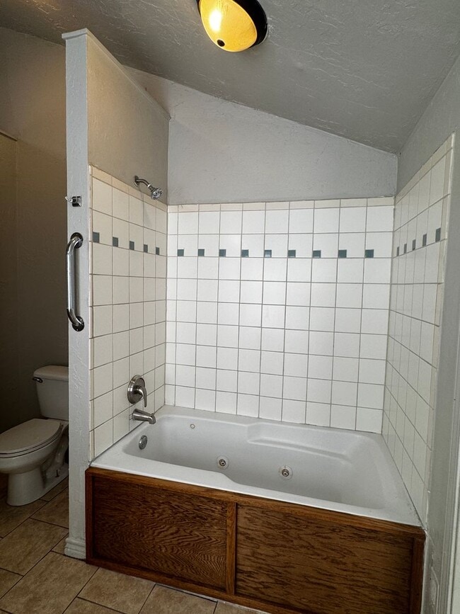 Building Photo - 1804 NW Hoover Ave