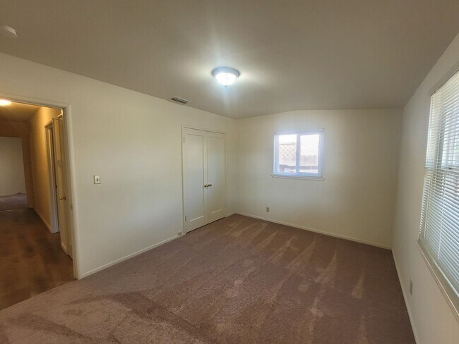 Building Photo - Three bedroom 1 bath with central heat and air
