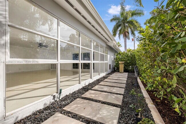 Building Photo - 633 Solar Isle Dr