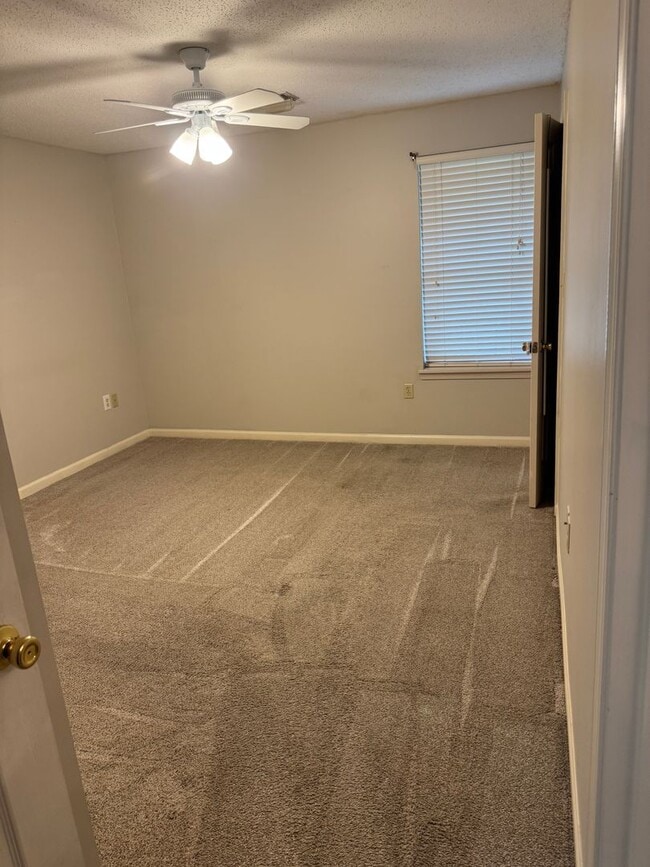 Building Photo - West End Duplex with 1 Car Garage
