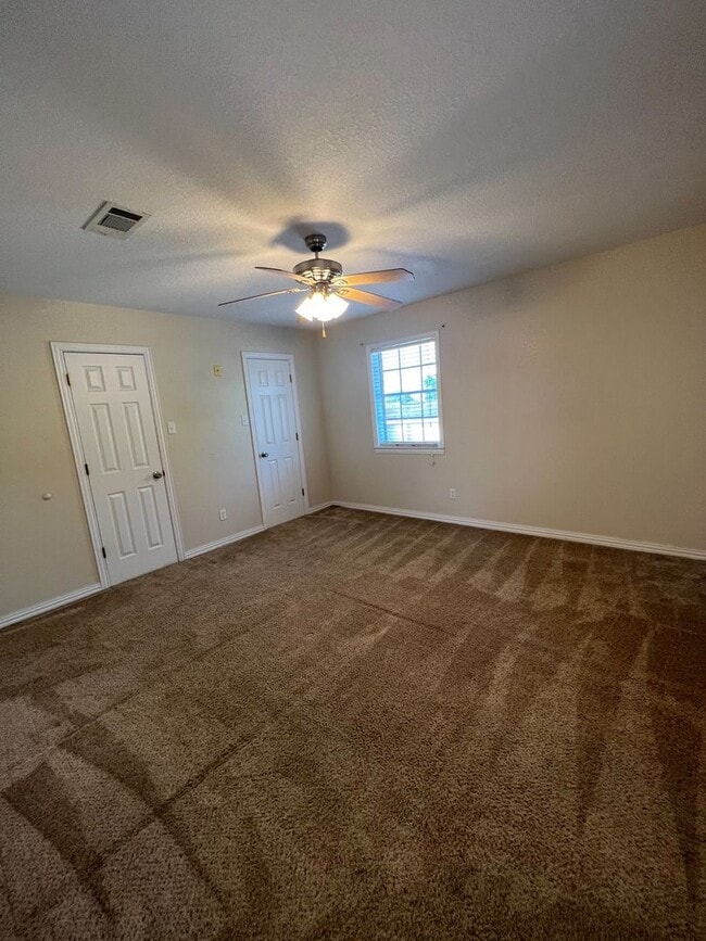 Building Photo - 2 bed, 1.5 bath beautiful townhouse