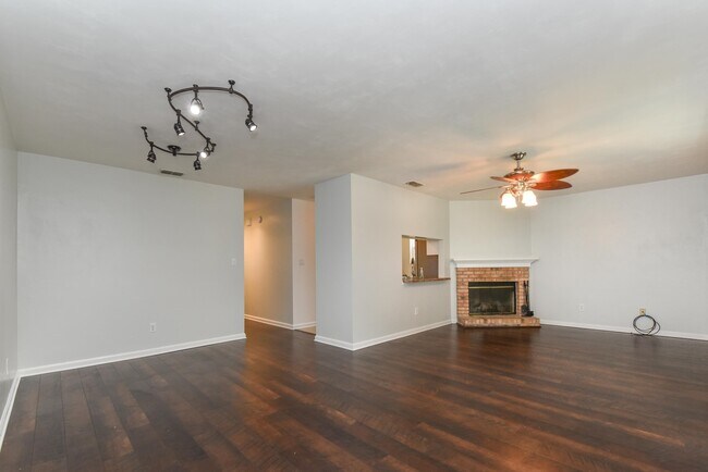 Building Photo - 2046 Gardenbrook Ln