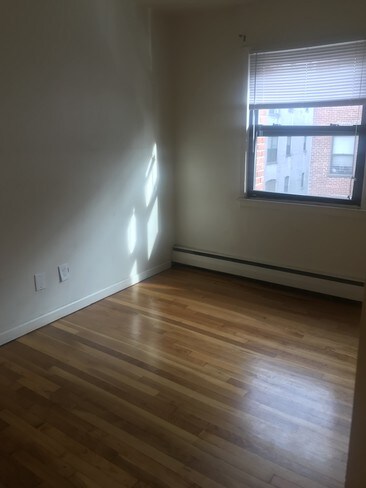 Building Photo - 9 Summit St