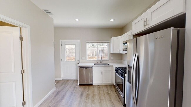 Building Photo - 4BD/2BA with a Balcony!