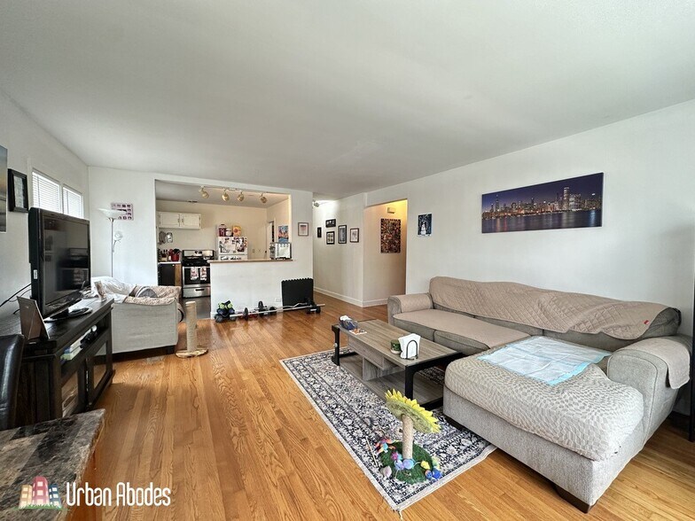 Building Photo - 2707 W Berwyn Ave