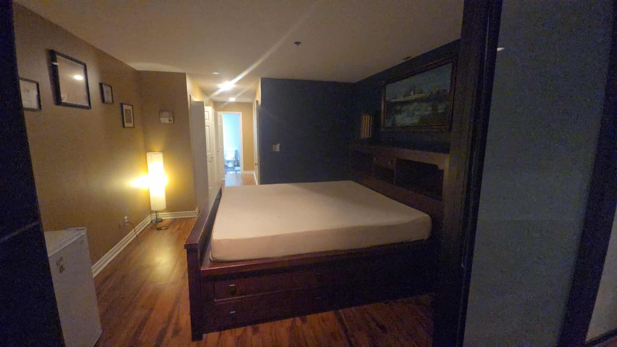 King size bed room - 44 W Broadway