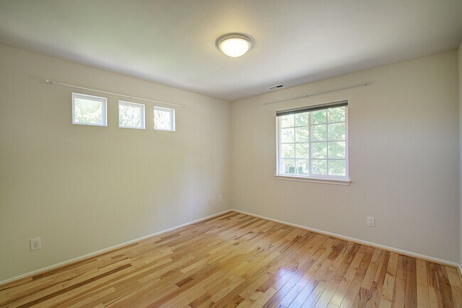 Building Photo - 3Bd/2.5Ba Redmond Home