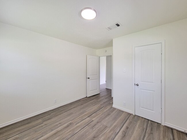 Building Photo - This fully renovated 3-bedroom, 2-bath home features a modern kitchen, large master suite with a ...