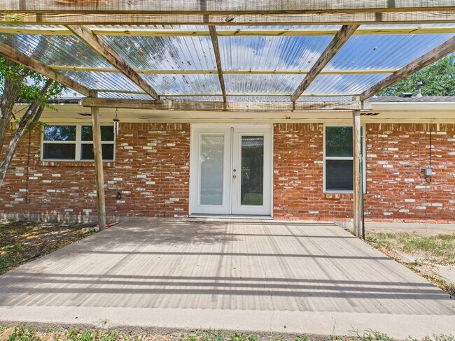 Building Photo - 1402 Village Dr