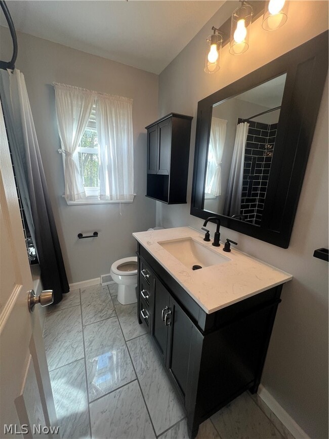 Building Photo - 1945 Chatam St