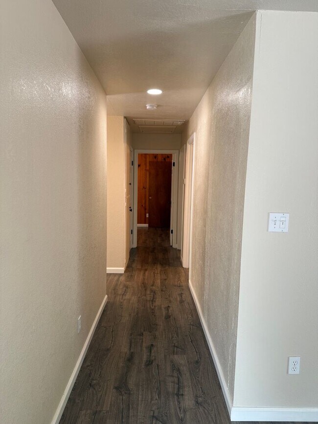Building Photo - Recently Remodeled Home in Charming Neighborhood