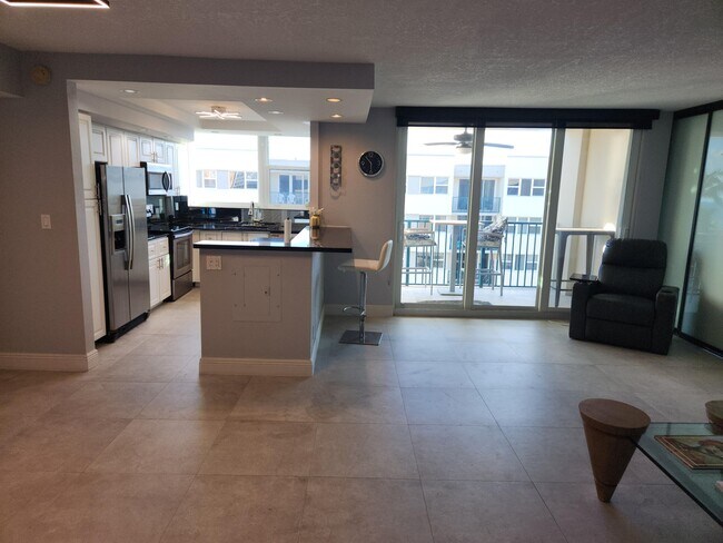 Building Photo - 1238 Hillsboro Mile