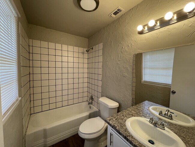 Building Photo - 606 Bangor Ave