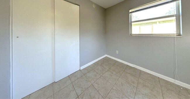 Building Photo - 5566 Kelly Dr N