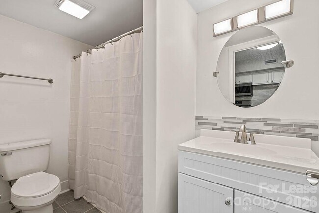 Building Photo - 604 E Iredell Ave