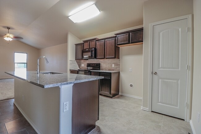 Building Photo - 3bed/2bath Available Now!