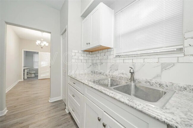 Building Photo - 606 E Brin St