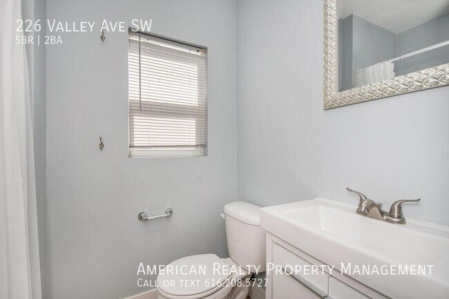 Building Photo - 226 Valley Ave SW