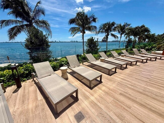 Building Photo - 700 NE 24th St